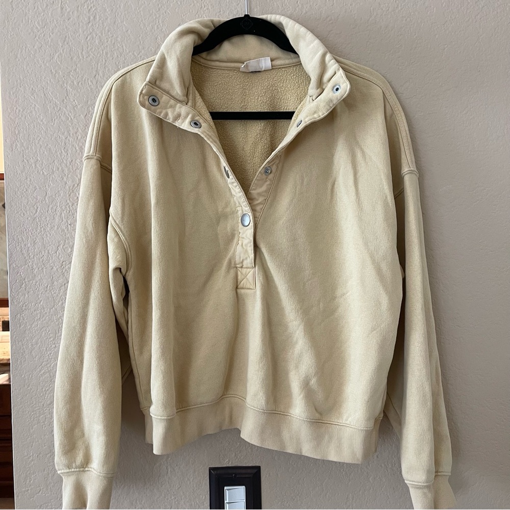 Universal Thread quarter snap top